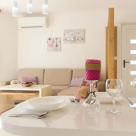 아파트 Lovely In With Kitchen 메덜린